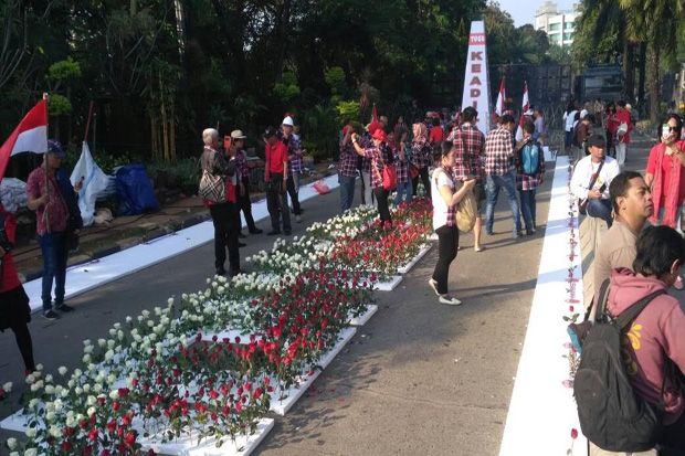 Massa Pro-Ahok Bawa Bunga, GNPF MUI Bentangkan Spanduk Penjarakan Ahok