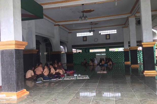 Khawatir Sekolahnya Longsor, Ratusan Siswa Belajar di Masjid