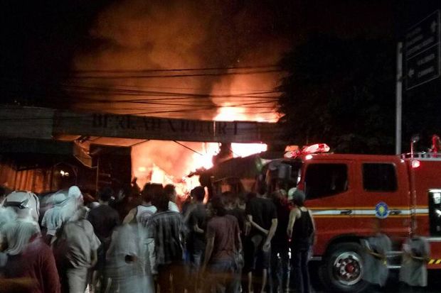 Api Mengamuk di Pasar Minggu, Bengkel Mobil Ludes Terbakar