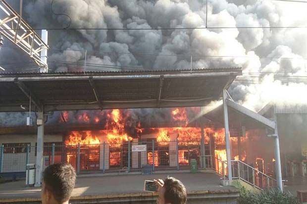 Kebakaran Hebat Terjadi di Stasiun Klender, 9 Damkar Dikerahkan
