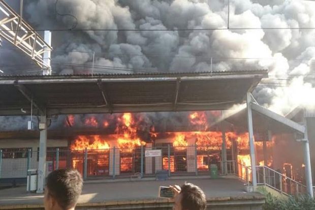 Kebakaran Hebat Stasiun Klender Akibat Korsleting Listrik