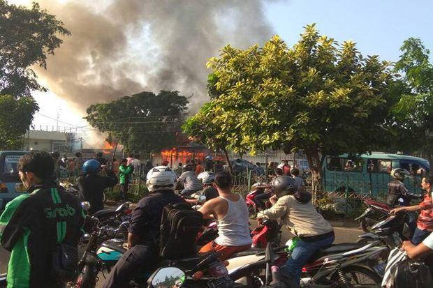 Kebakaran Hebat, Arus Lalu Lintas di Sekitar Stasiun Klender Macet Parah