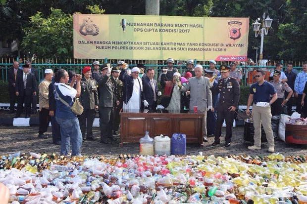 Jelang Ramadan, 15.756 Botol Miras di Bogor Dimusnahkan