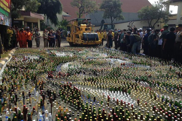 Jaga Kondusivitas Depok, Ratusan Botol Miras Dimusnahkan