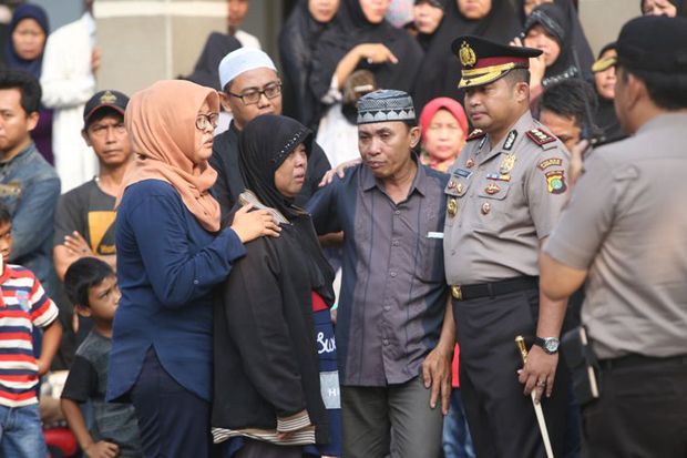 Isak Tangis Keluarga Iringi Jenazah Bripka Ridho Diterbangkan Ke Lampung