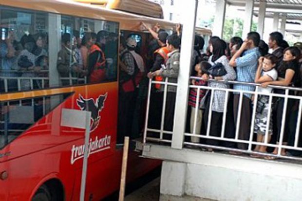 Petugas On Board  Berdemo, Operasional Bus Gratis Harmoni-HI Terhenti