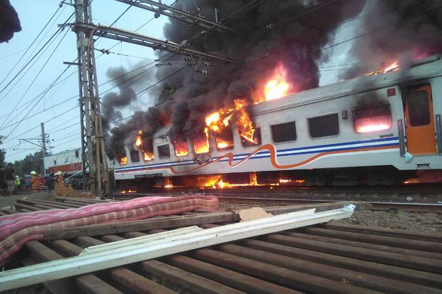 Kereta Api Tabrak Mobil hingga Hancur, Satu Gerbong Ikut Terbakar