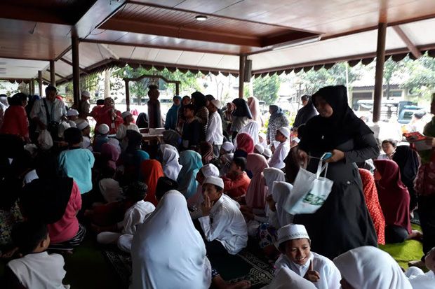 Ramadan, MNC Media-Lotte Mart Bagikan Santunan dan Sembako di Mampang