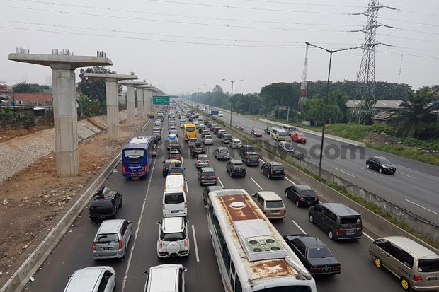 Macet Parah, Tol Jakarta-Cikampek Berlakukan Contra Flow