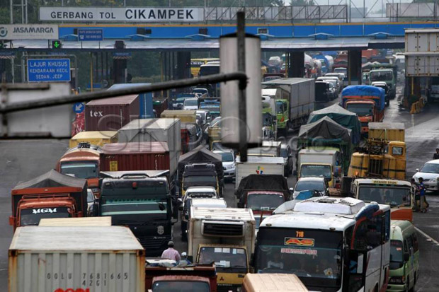 Puncak Arus Mudik, Ratusan Ribu Kendaraan Melintas di Tol Jakarta Cikampek