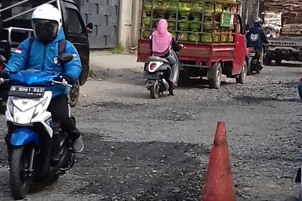 Ruas Jalan di Bogor Ini Rusak Parah dan Gelap Gulita pada Malam Hari