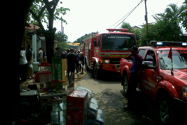 Jalan Sempit, Mobil Damkar Kesulitan Tembus Lokasi Kebakaran di Senen