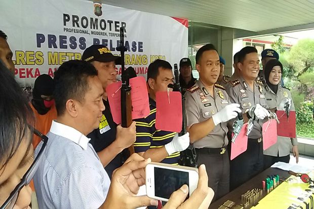 Polisi Gerebek Pabrik Senpi Rumahan di Tangerang