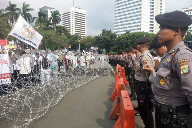 Aksi 278, Polisi Pasang Kawat Berduri untuk Batasi Massa
