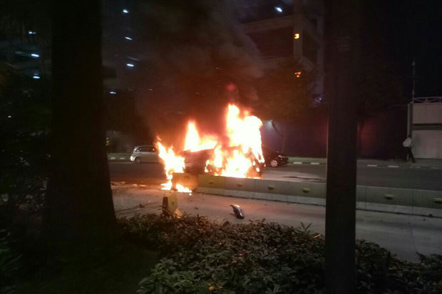 Ada Mobil Terbakar di Jalan Thamrin Arah Monas