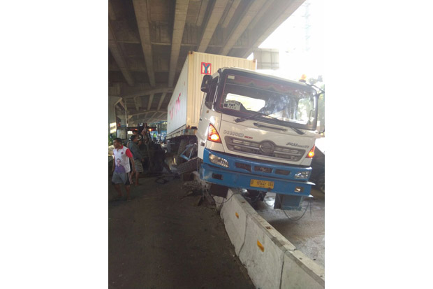 Hati-hati, Ada Truk Tersangkut Separator Busway di Jalan Yos Sudarso
