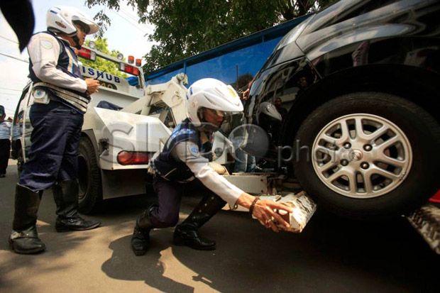 Sterilisasi Trotoar di Mampang, Sejumlah Mobil Diderek