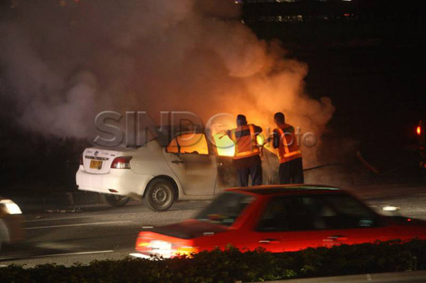 Mobil Terbakar di Tol Cawang Atas, 3 Mobil Pemadam Dikerahkan