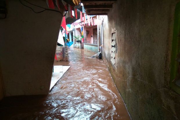 Tak Ada Hujan, Ratusan Rumah di Pondok Pinang Terendam Banjir
