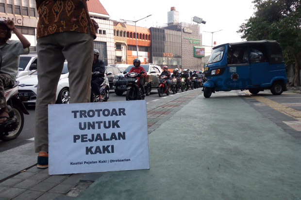 Koalisi Pejalan Kaki Hadang Penyerobot Trotoar di Jalan Suryopranoto