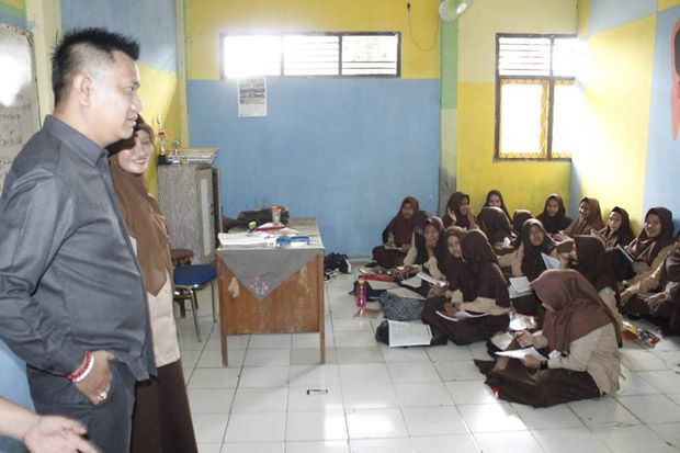 Siswa MTsN Belajar di Lantai, Ketua DPRD Depok Tak Mampu Berkata-kata