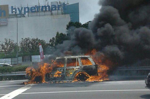 Range Rover Terbakar di Gardu Tol Cibubur, Lalin Tersendat