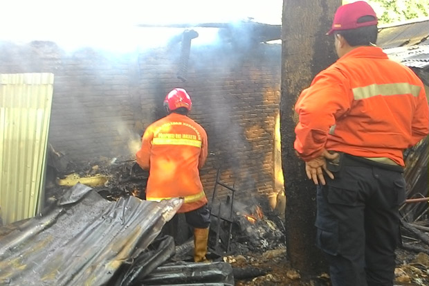 Lagi Bakar Sampah, Gedung Sekolah Nyaris Ludes Dilalap Api