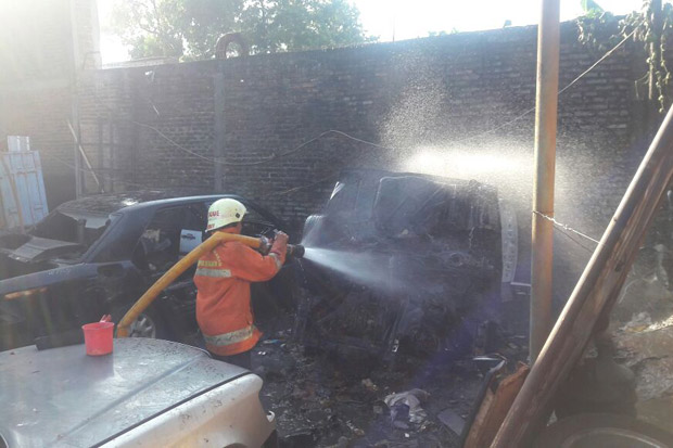Terkena Percikan Las, Mobil Mercy di Bengkel Ludes Terbakar