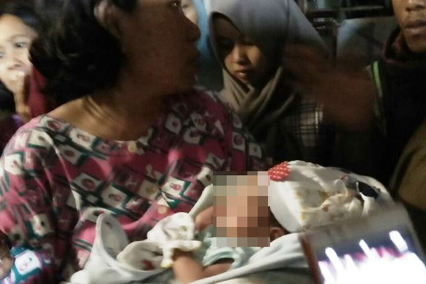 Pulang Ngerumpi, Ibu di Bogor Temukan Bayi Dalam Kardus