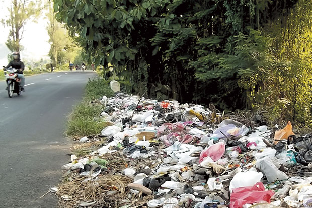 Buang Sampah Sembarangan, Belasan Warga Bekasi Terjaring OTT