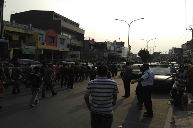 Pertemuan Buntu, Warga Bongkar Barikade SSA di Jalan ARH Depok