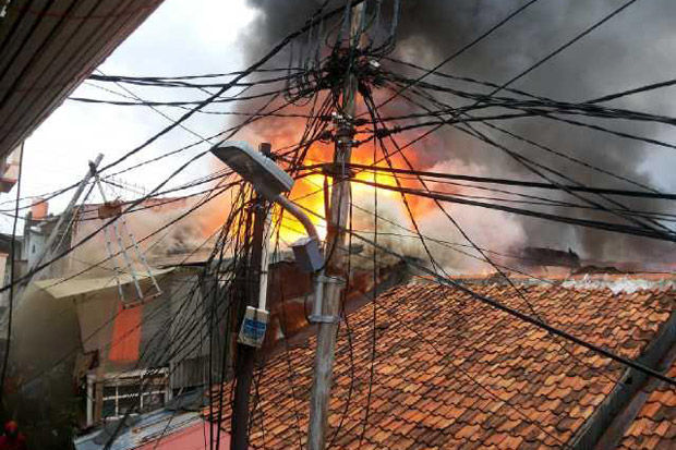 Regulator Gas Bocor, 2 Rumah di Gang Unyil Terbakar