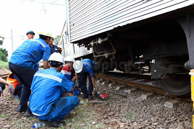 Evakuasi Kereta Anjlok Masih Berlangsung di Stasiun Jakarta-Kota