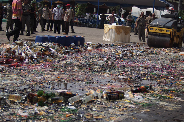 Puluhan Ribu Botol Miras Digiling di Halaman Pemkot Bekasi