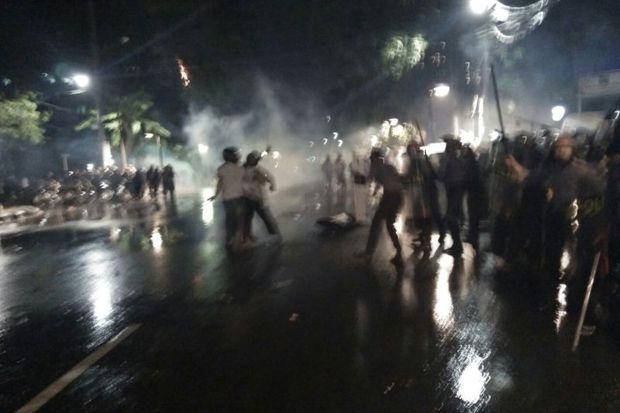 Polisi Pukul Mundur Massa Aksi di Depan Gedung LBH Jakarta