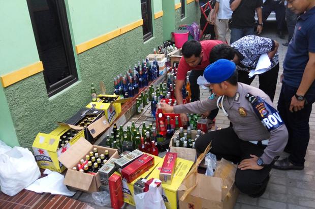 Razia Kios di Setiabudi, Ratusan Botol Miras Diamankan