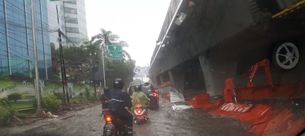 Jakarta Diguyur Hujan, Sejumlah Ruas Jalan Tergenang dan Macet Parah
