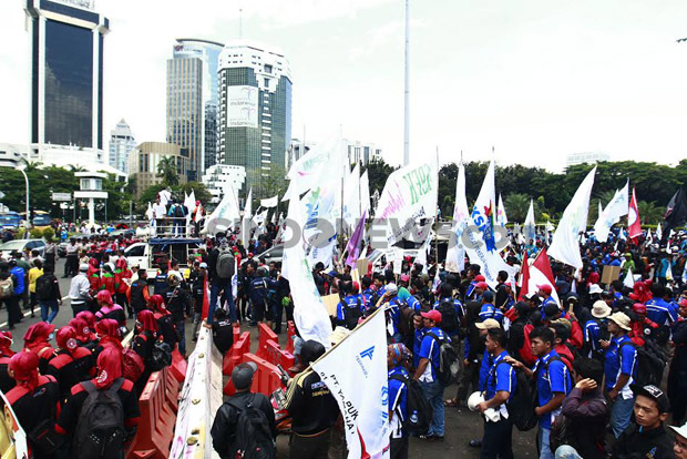 Massa Buruh Tani Mulai Padati Jalan Medan Merdeka Utara