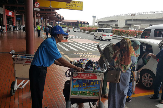 Tolak Tips Penumpang, Tangan Airport Helper Bandara Soetta Bengkak