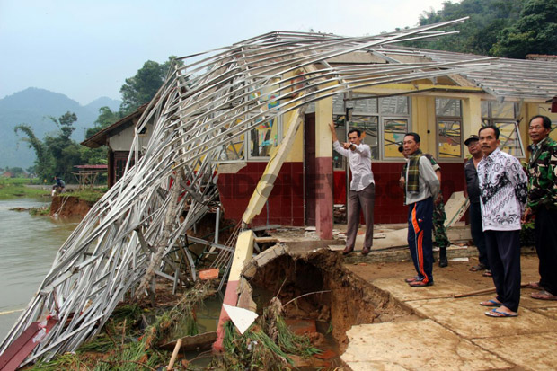 Diterjang Banjir Bandang, Kegiatan Belajar SDN di Bogor Terganggu
