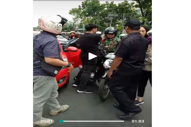 Gara-gara Sampah, Pengendara Mobil Adu Jotos dengan Anggota TNI