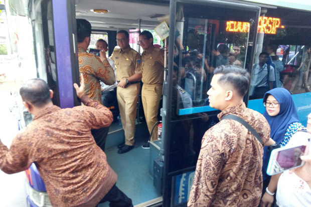 Naik Bus Transjakarta, Anies-Sandi Pantau Proyek Underpass Mampang