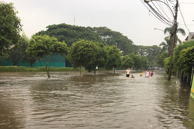 Diguyur Hujan Lebat, Jalan di Bintaro Lumpuh Terendam Banjir