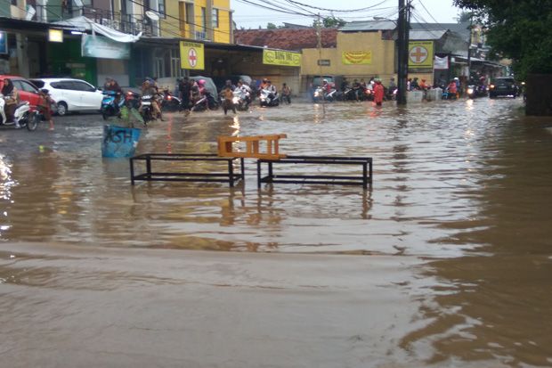 Sejumlah Wilayah Tangsel Banjir, Warga Sebut Akibat Drainase Buruk