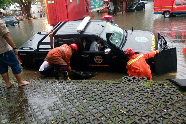 Jalan Terendam Banjir, Mobil Rescue Kemenhub Terperosok ke Selokan