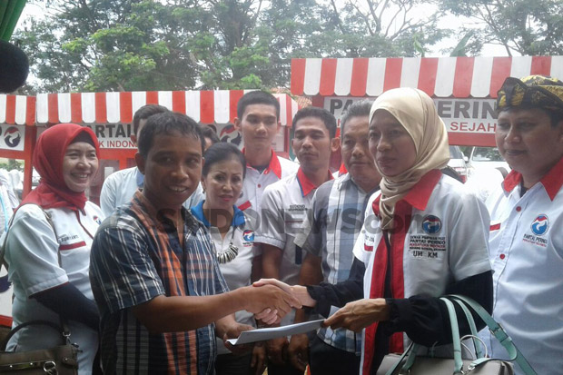 Pedagang di Bekasi Mendapat Bantuan Gerobak Usaha dari Perindo