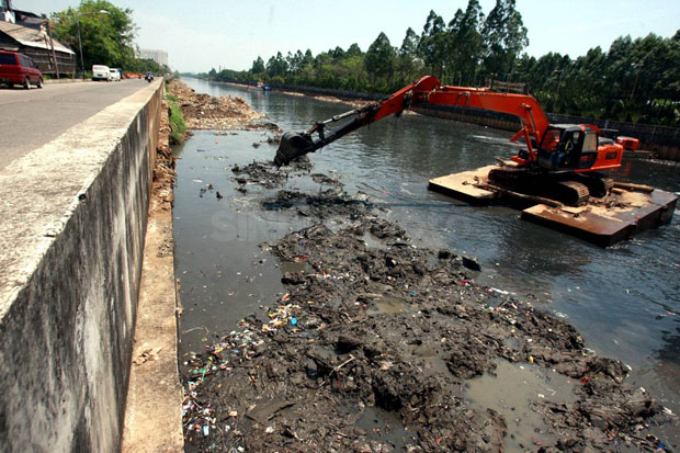 Pemprov DKI Lanjutkan Penertiban Bangunan Liar di Bantaran Sungai