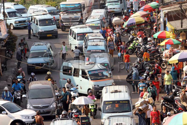 Laporan di Qlue, Angkot Ngetem Biang Kemacetan di Tanah Abang