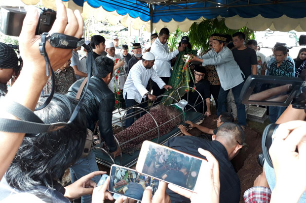Isak Tangis Iringi Pemakaman Dokter Letty di TPU Kemiri