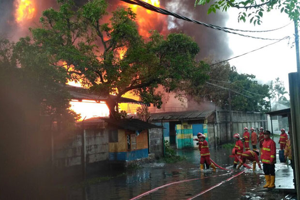 Pabrik Pembuatan Tiner di Tangerang Terbakar